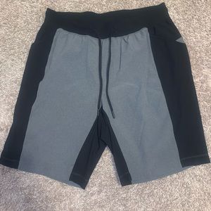 Lululemon shorts size L Namaste at the beach short